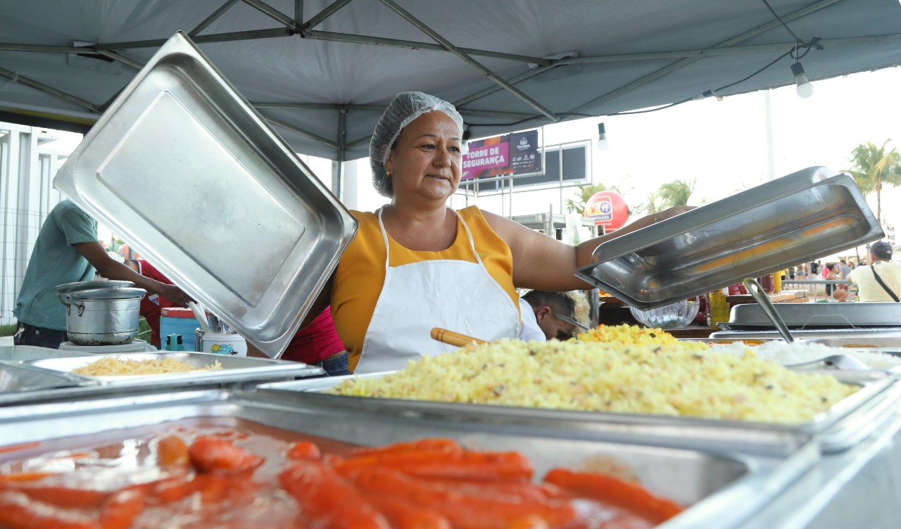 maria jandira no seu quiosque de comida